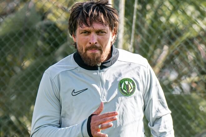 Готуйте ваші щелепи, Ванкувер! Усик дебютує за Полісся, а прес-служба клубу вже нокаутує здоровий глузд