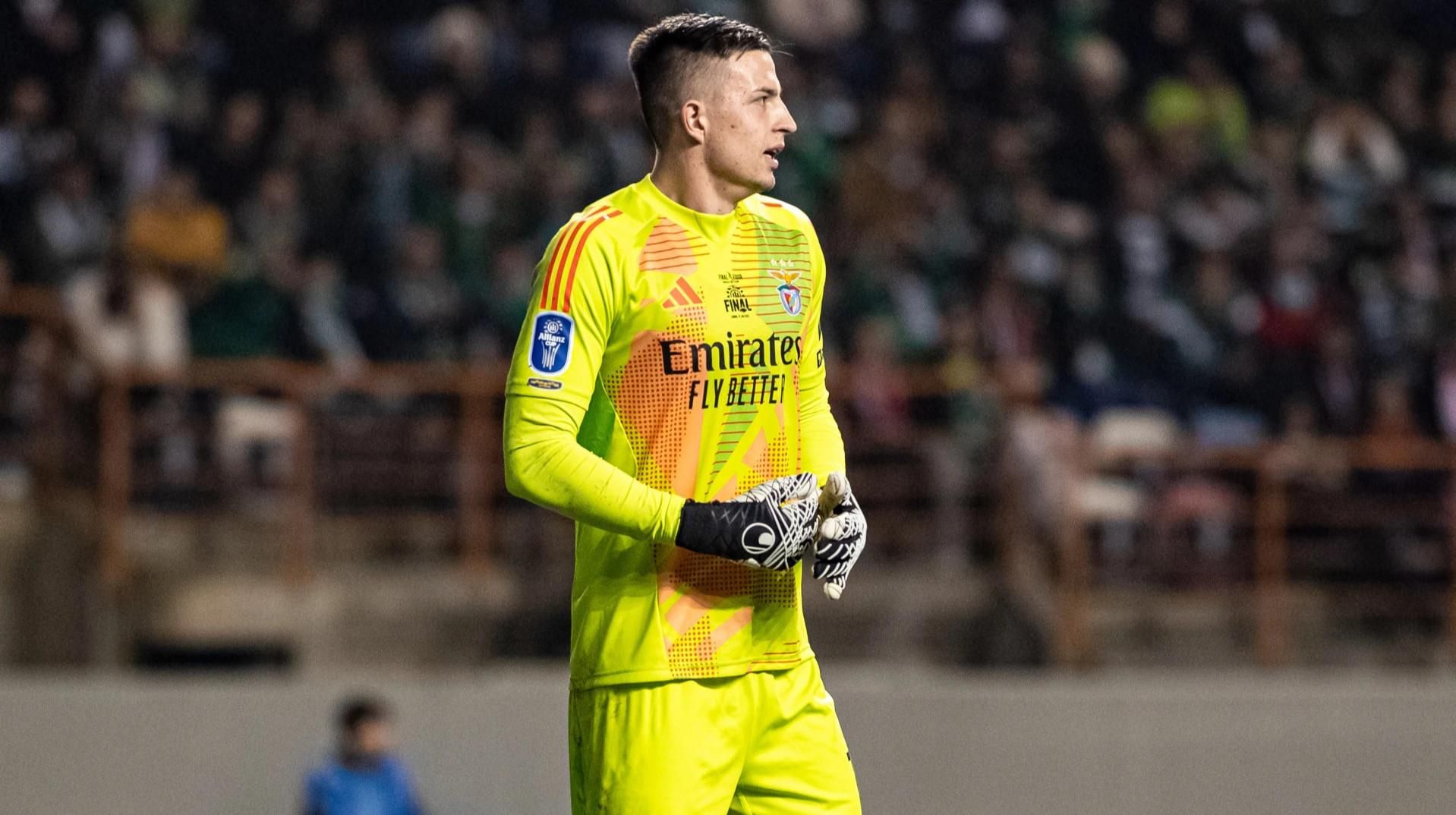 Іспанська гостинність: поліція Мадрида зустріла фанатів "Бенфіки" кийками замість квітів