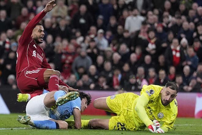 Дружній вогонь на Енфілді: Доннарумма відправив у нокаут власного захисника