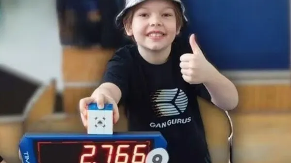 Магія поза Гоґвортсом: 9-річний поляк знищив світовий рекорд з кубика Рубіка за 2.76 секунди!