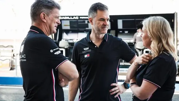 Друг Хемілтона кинув його заради американської мрії? Каділлак переманює ключового менеджера перед стартом у Феррарі