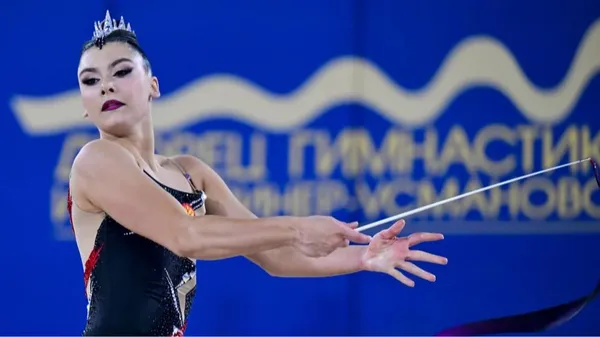 Цирк на дроті: FIG видала "нейтральний" квиток гімнастці, що співає оди Путіну