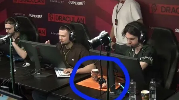 Свята вода для перемоги? Кіберспортсмен шокував дивним ритуалом, який виявився геніальним трюком