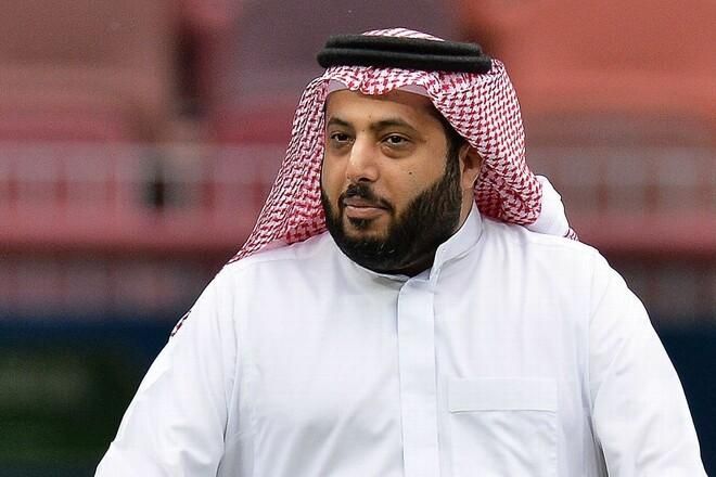 Машина часу Туркі Аль-Шейха: Усик битиметься з кікбоксером за титул WBC біля пірамід у 2026 році?