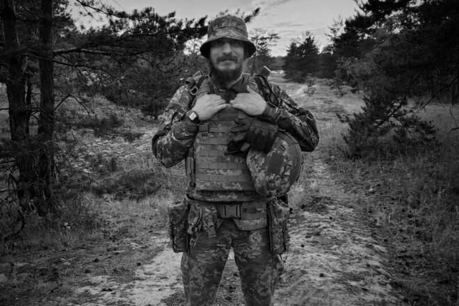 Трибуни замовкли: на фронті загинув вірний фанат Динамо, який проміняв шарф на зброю