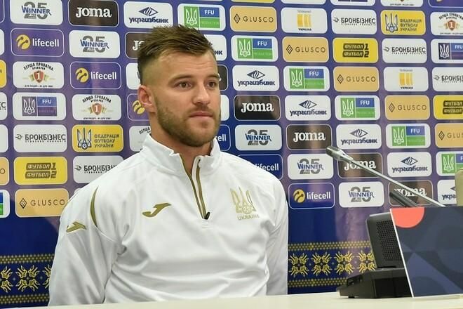 Бутси на цвях, підручник в руки? Ярмоленко готує собі крісло боса, поки його контракт добігає кінця