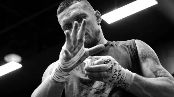 Усик готує «щось велике» з шейхами та босом UFC? Чемпіон заінтригував світ, але чекати доведеться довго