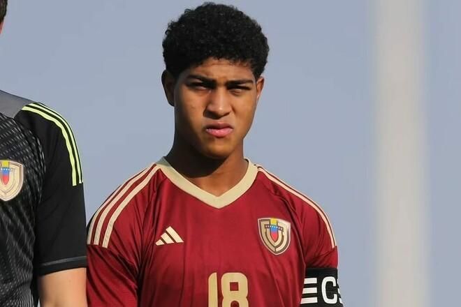 Він забивав Англії, а тепер штурмує Київ: Динамо переглядає 18-річного венесуельця