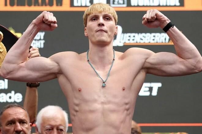 Усик і Джошуа прийшли подивитись бокс, а побачили страту: Лапін зніс суперника за один раунд