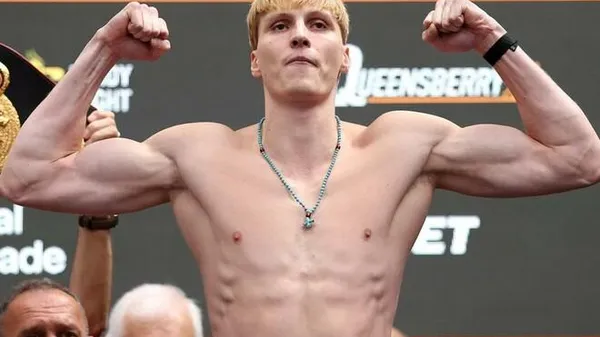 Усик і Джошуа прийшли подивитись бокс, а побачили страту: Лапін зніс суперника за один раунд