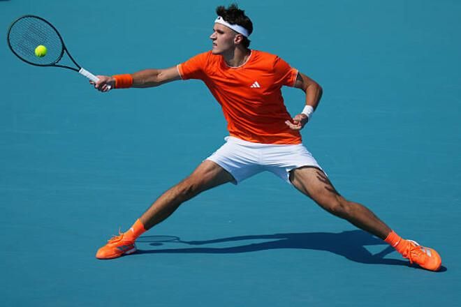 Три матчбола на ветер: чешский талант Меншик устроил драму и подарил Тиафо победу в Майами