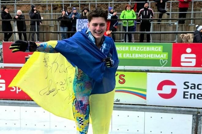 Золотий дубль на льодяній трасі: 18-річний українець знову став чемпіоном світу зі скелетону