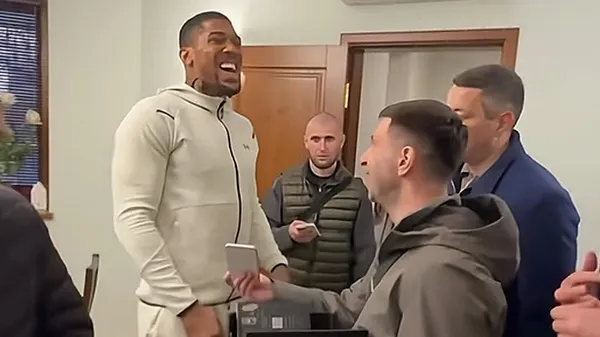 Золотой iPhone из будущего: Усик подарил Джошуа гаджет, от которого челюсть падает на пол