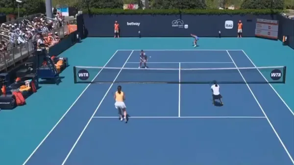 Дружній вогонь у Маямі: як отримати в вухо від партнерки і виграти матч