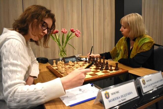 Шахматная драма в Ужгороде: черные фигуры устроили бунт, а опытные акулы догнали 15-летнюю звезду