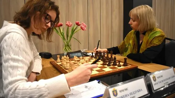 Шахматная драма в Ужгороде: черные фигуры устроили бунт, а опытные акулы догнали 15-летнюю звезду