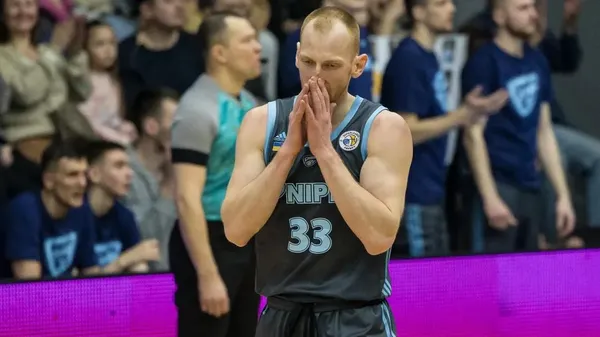 Головний захист у кар'єрі: гравець "Дніпра" закрив собою дружину під час російської атаки