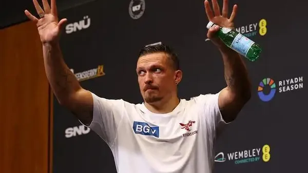 Не бій, а шоу для туристів? Вчинок Усика з боєм біля пірамід викликав розчарування в США