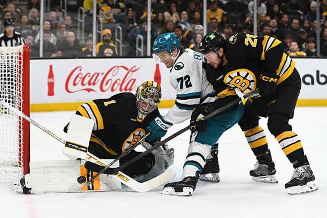 Гравитация? Нет, не слышал: молодой швед забил гол года в НХЛ, падая на лед