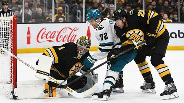 Гравитация? Нет, не слышал: молодой швед забил гол года в НХЛ, падая на лед