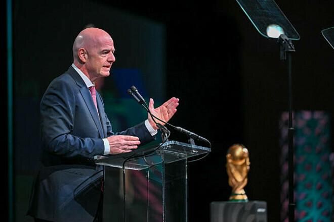 ФІФА проти 'шептунів': Інфантіно хоче виганяти з поля за прикритий рот. Расизму кінець?