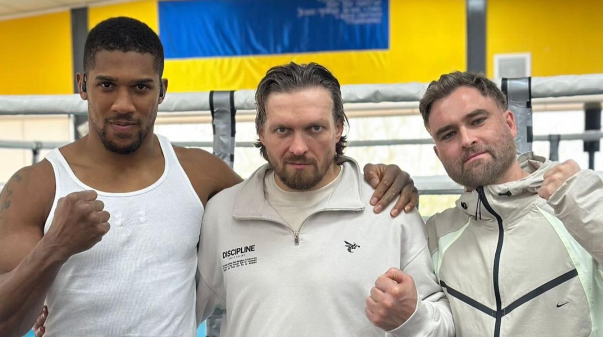 Здається, він щось зрозумів: Джошуа прийшов у тренувальний табір Усика і сфотографувався під прапором України
