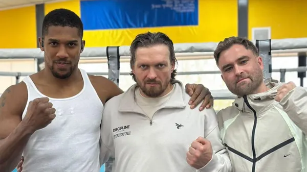 Здається, він щось зрозумів: Джошуа прийшов у тренувальний табір Усика і сфотографувався під прапором України