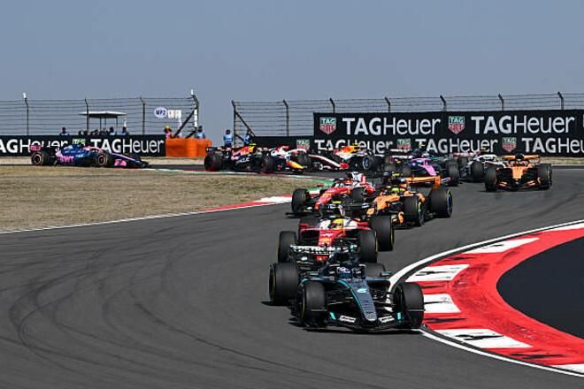 Китайский спринт: Расселл укротил 'Феррари', а 'Ред Булл' пошел пить валерьянку