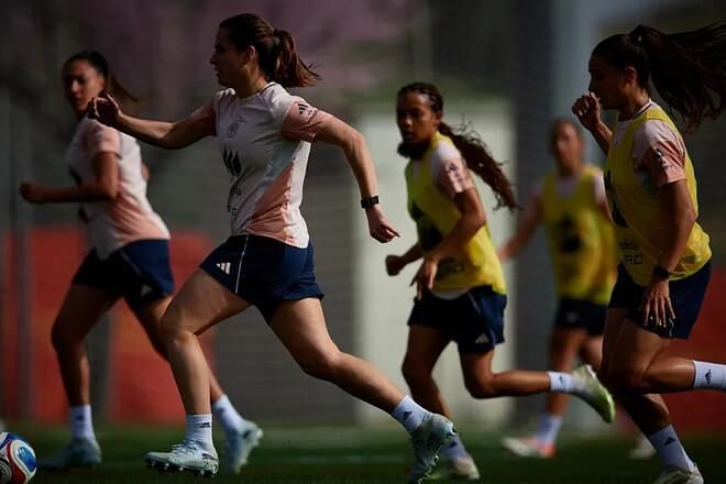 Іранська ракета проти іспанського футболу: чемпіонки світу застрягли вдома перед грою з Україною