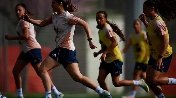 Іранська ракета проти іспанського футболу: чемпіонки світу застрягли вдома перед грою з Україною