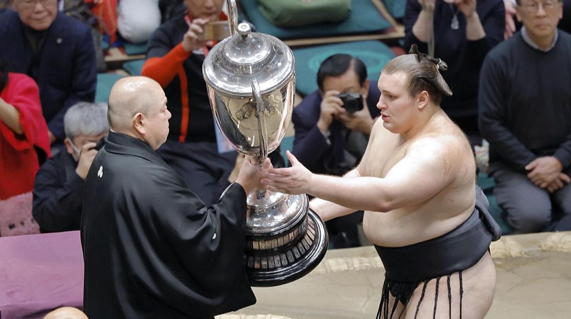 Корова в подарунок, монголи в паніці: український гігант іде за головним титулом у сумо