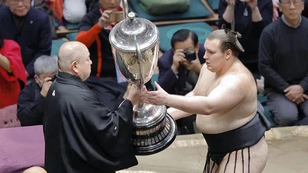 Корова в подарунок, монголи в паніці: український гігант іде за головним титулом у сумо