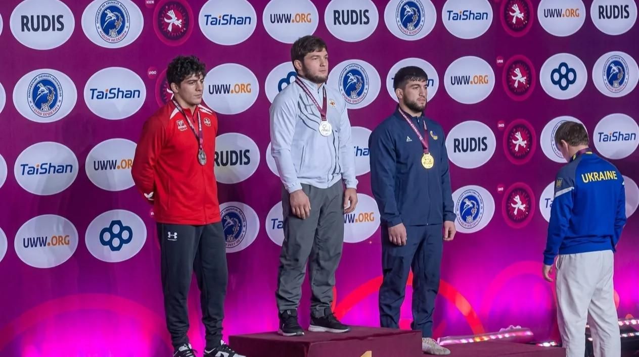 Спиною до триколору: український борець влаштував росіянам "мовчазний концерт" на п'єдесталі