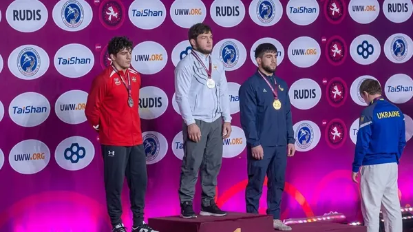 Спиною до триколору: український борець влаштував росіянам "мовчазний концерт" на п'єдесталі