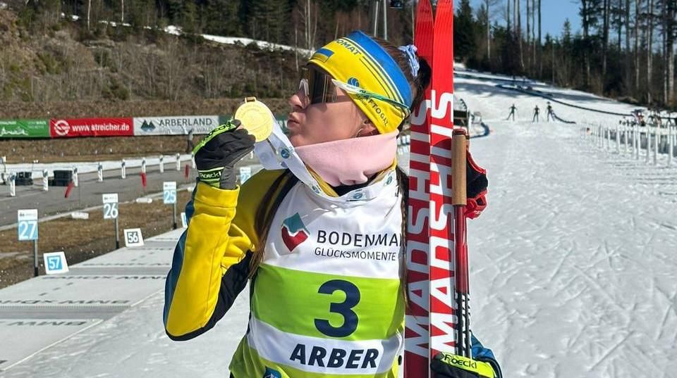 Золото сквозь боль: Меркушина едва не снялась с гонки, а потом просто уничтожила соперниц на юниорском ЧМ