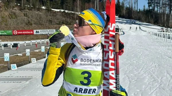 Золото сквозь боль: Меркушина едва не снялась с гонки, а потом просто уничтожила соперниц на юниорском ЧМ