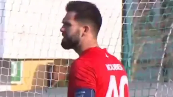 Нудьга на полі, свято на балконі: чеський голкіпер знайшов, як розважити глядачів під час 0:0