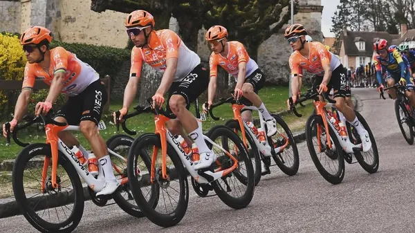 Часовой механизм от Ineos: британцы разобрали соперников на запчасти в командной гонке Париж-Ницца