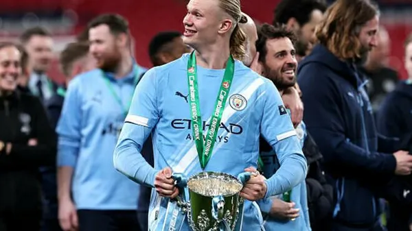 Не лише голи: Холанд купив найдорожчу книгу Норвегії, зізнавшись, що сам не любить читати