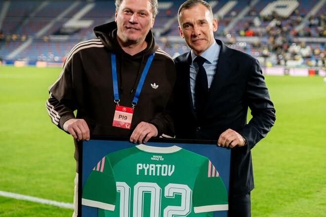 Легенда для легенди: Шевченко вручив Пятову не просто футболку, а символ цілої епохи