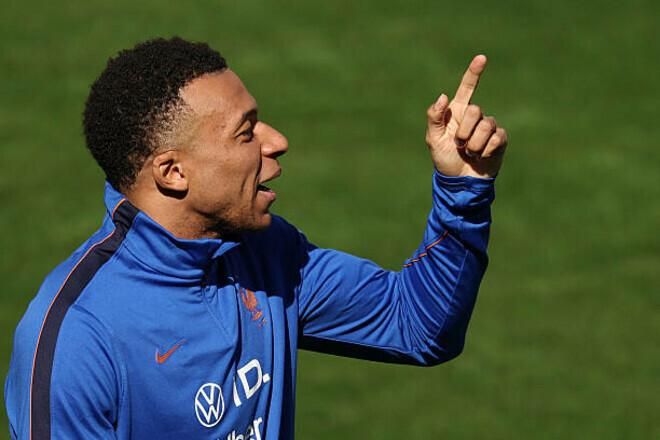 Король сказав – король зробив: Мбаппе влаштував показову "коронацію" прямо на полі