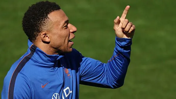 Король сказав – король зробив: Мбаппе влаштував показову "коронацію" прямо на полі