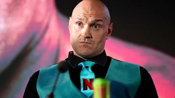 Любов у повітрі: Ф'юрі шокував росіянина романтичним поцілунком на даху стадіону