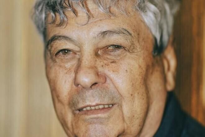 Легенда в комі: Родина Луческу збирається біля ліжка Мірчі, поки син веде команду в бій