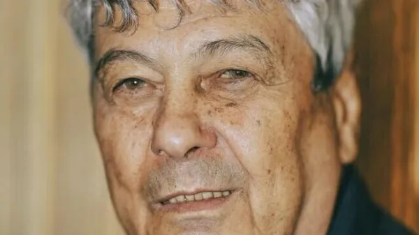 Легенда в комі: Родина Луческу збирається біля ліжка Мірчі, поки син веде команду в бій